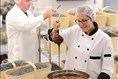La production de bleuets sauvages au chocolat débute à la Chocolaterie des Pères