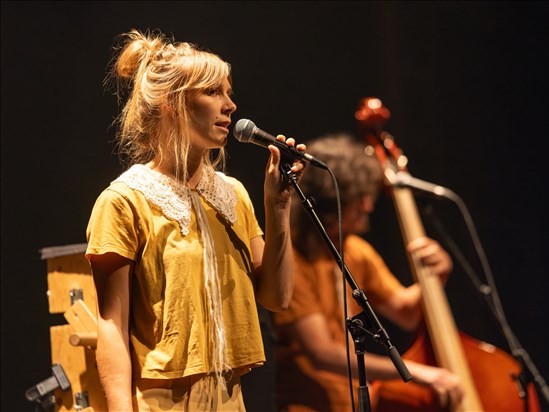 Plongez dans l’univers musical de Sandra Contour