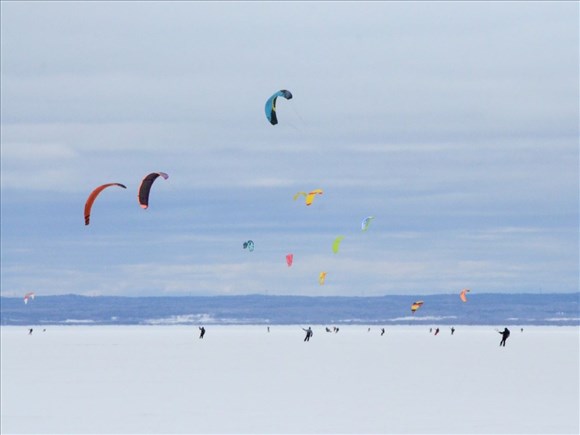 Conditions idéales pour la 7e Traversée du lac Saint-Jean en snowkite