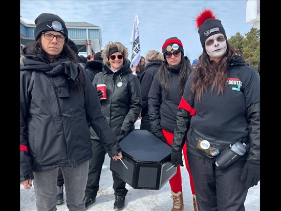 Une centaine de personnes marchent pour le milieu communautaire