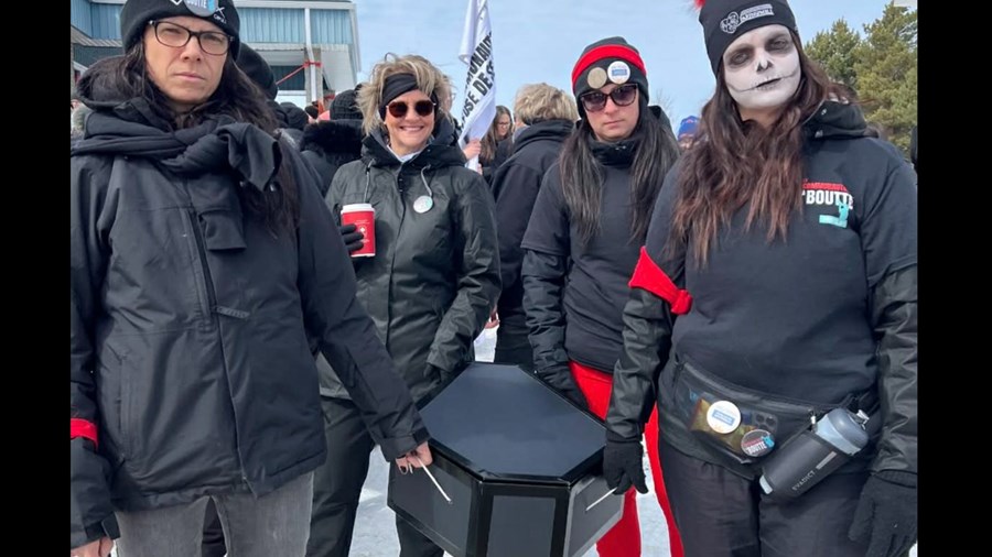 Une centaine de personnes marchent pour le milieu communautaire