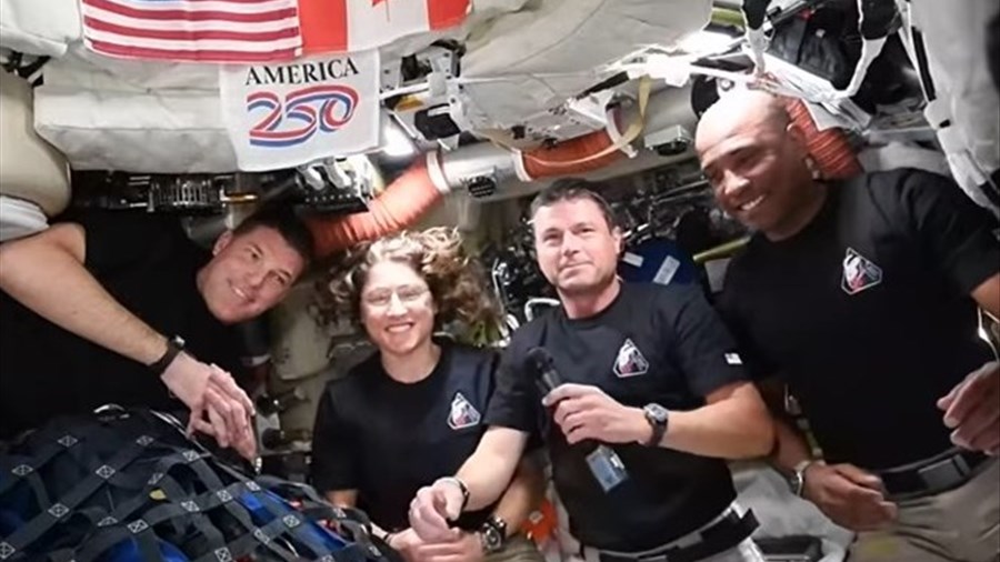 Artemis II franchit un jalon en survolant la face cachée de la Lune