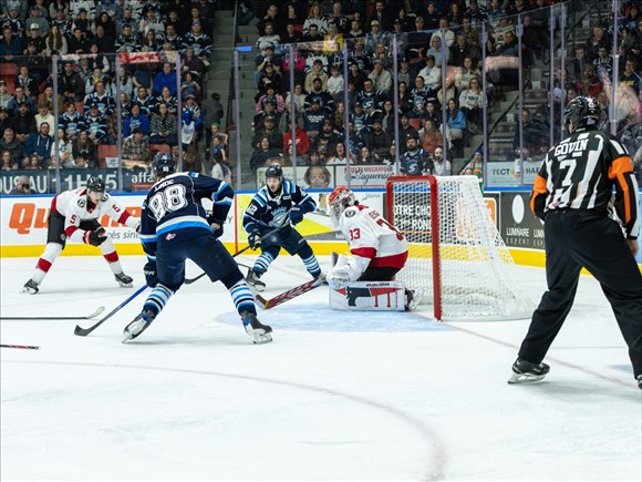 Le capitaine et le gardien des Saguenéens s’occupent des Remparts
