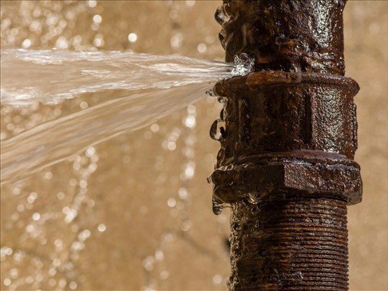 Bris d’une conduite principale : restrictions d’eau et fermetures à Dolbeau