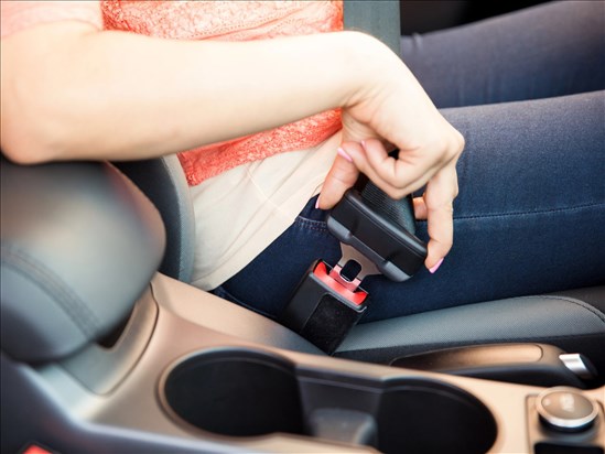 L’obligation de porter une ceinture de sécurité en voiture à 50 ans