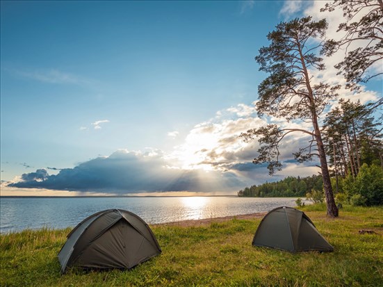 Camping au bord de l’eau en famille : ce qu’il faut prévoir