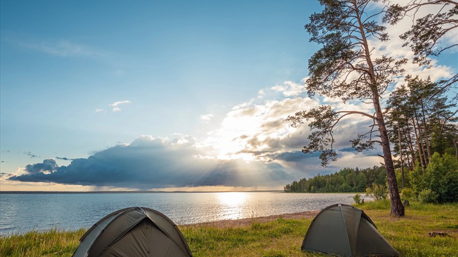 Camping au bord de l’eau en famille : ce qu’il faut prévoir