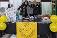 Un trio féminin derrière une production de macarons