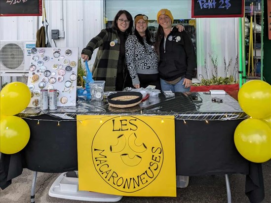 Un trio féminin derrière une production de macarons
