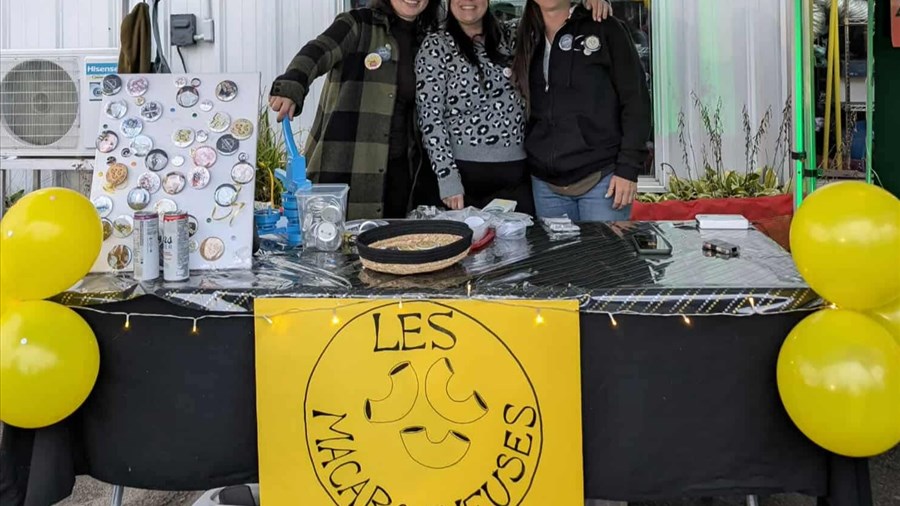 Un trio féminin derrière une production de macarons
